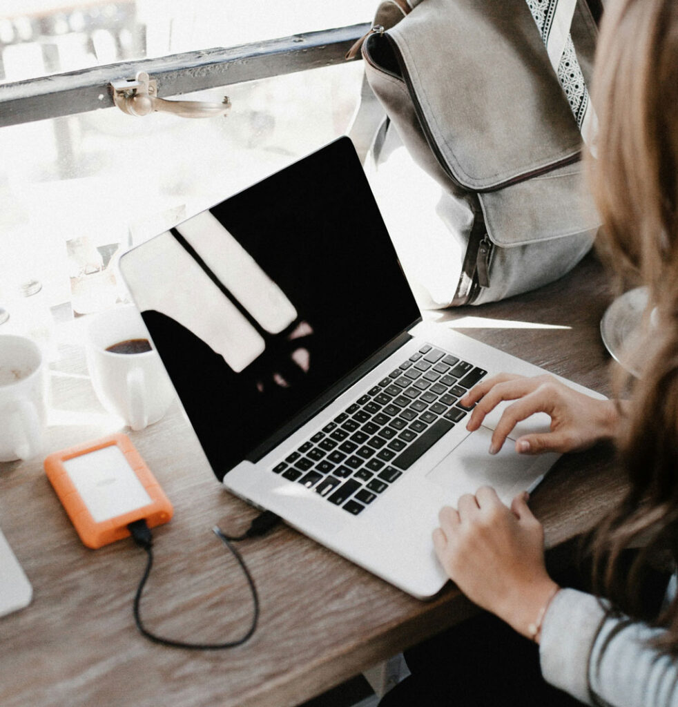Femme entrain de travailler dans un studio